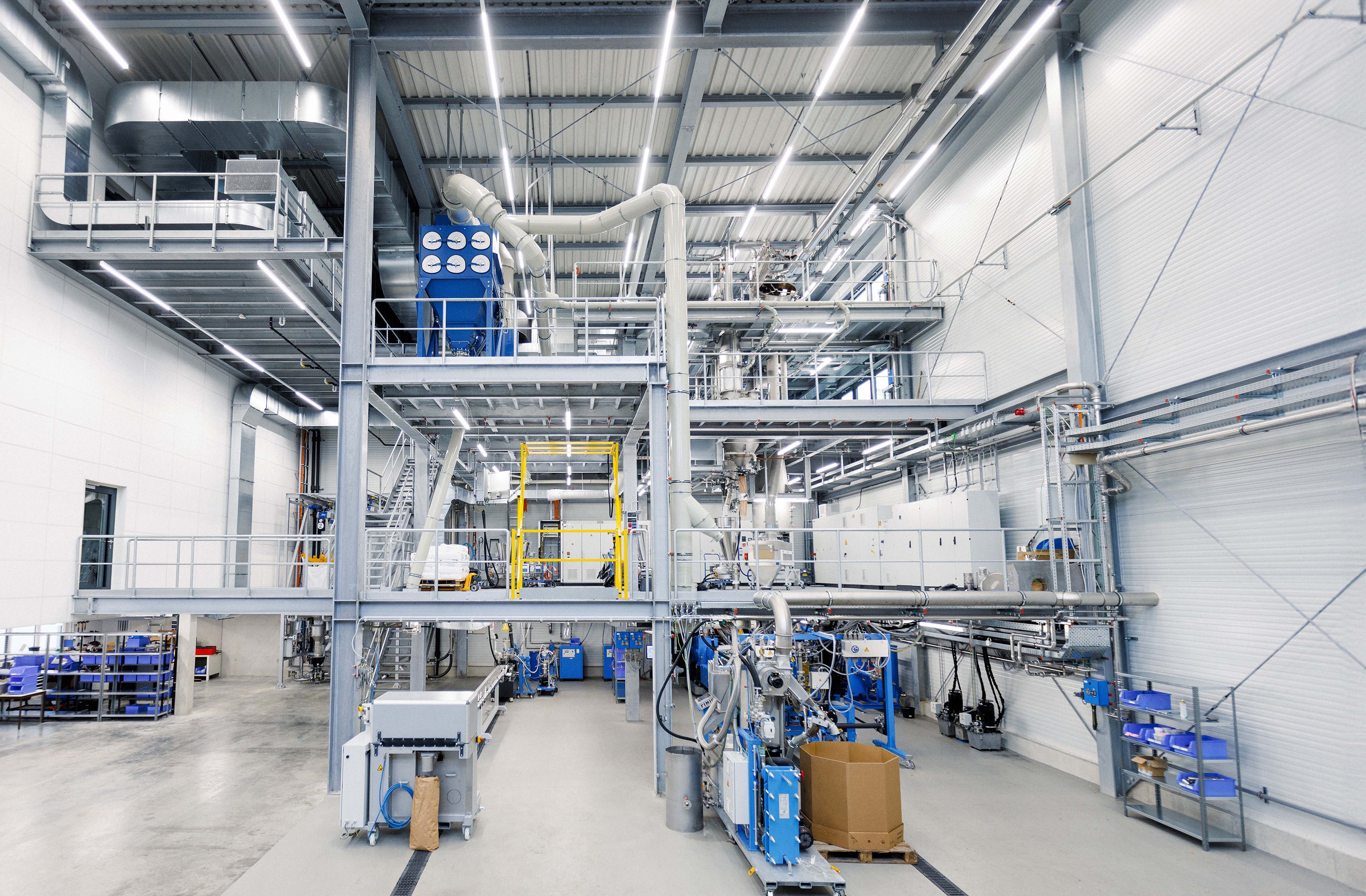 Coperion hat sein neues Recycling Innovation Center mit neuester Technologie für alle <br />
wesentlichen Prozessschritte der Rezyklierung ausgestattet – von der Materialförderung und <br />
Dosierung über die Extrusion, Compoundierung, Granulierung und Materialnachbereitung bis <br />
hin zur Desodorierung.